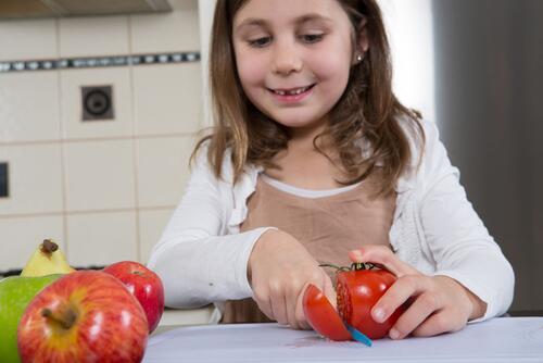 KiddiKutter børnekniv der kan skære i frugt og grønt, men IKKE i fingre